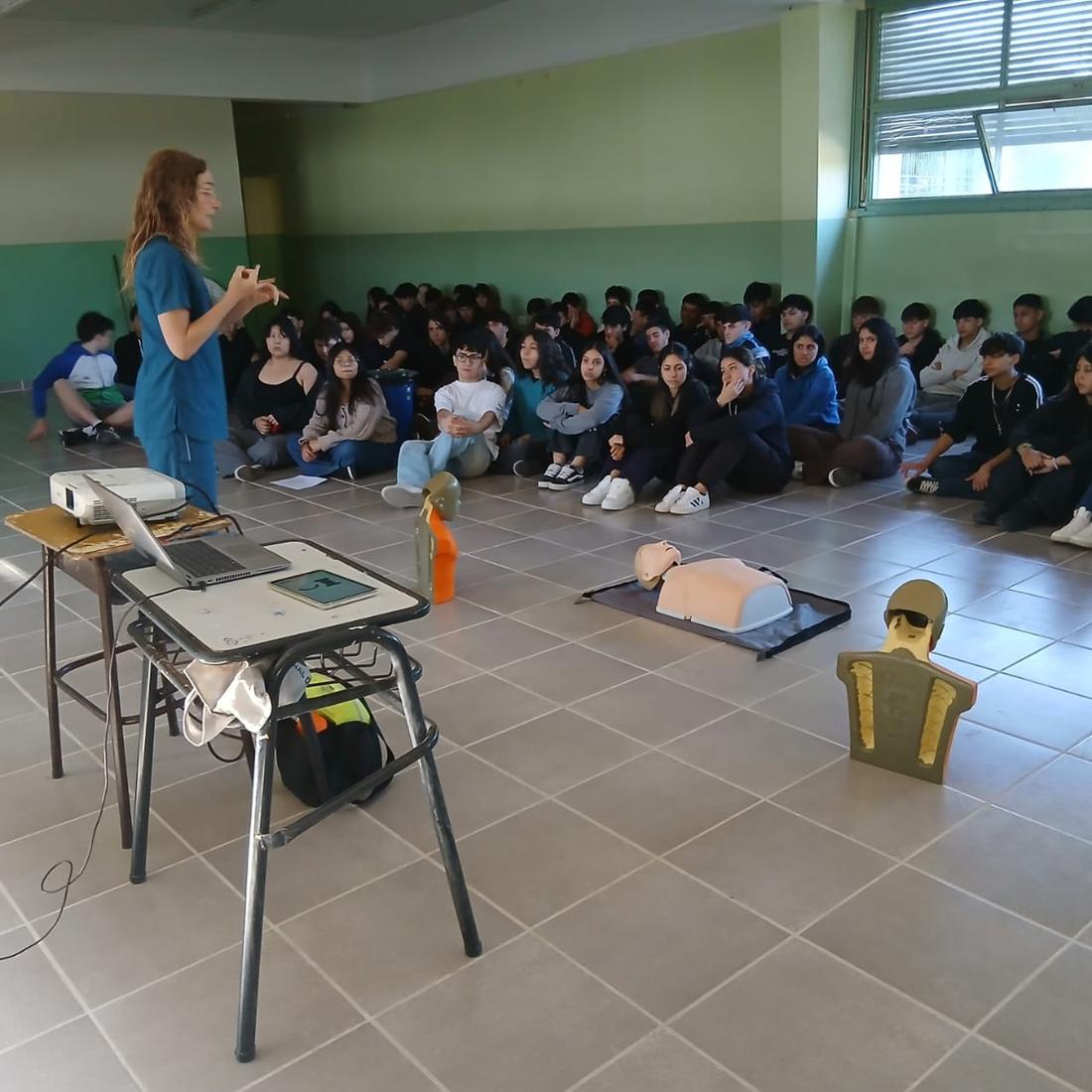 Clase de RCP con estudiantes en una escuela