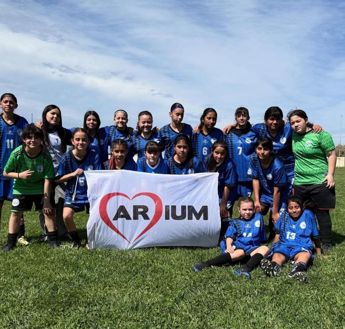 Equipo de fútbol con la bandera de Cardium