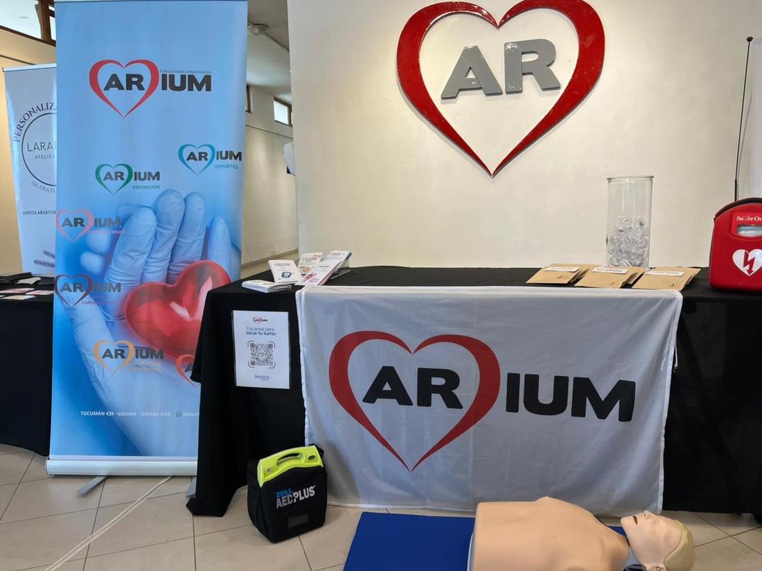 Stand de Cardium con desfibrilador y maniquí